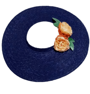 Pamela azulina de ala ancha (45 cm), elaborada artesanalmente. Cada pieza es exclusiva y puede presentar ligeras variaciones en color o disposición, lo que garantiza su originalidad y elegancia en cualquier evento.