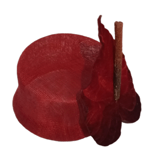 Casquete Rojo Hoja Grande con guantes largos de encaje. Tocados en Moda Quirado. ¡Haz tu look inolvidable en cada evento!.