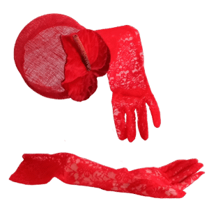 Casquete Rojo con hoja grande y guantes largos de encaje. Tocados exclusivos en Moda Quirado. ¡Resalta tu estilo en cada evento!.