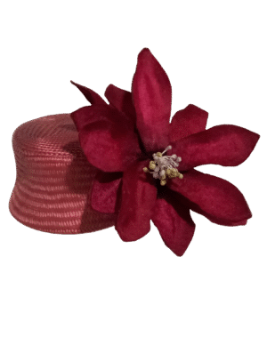 Casquete Rosa Palo con Flor Burdeos, elegante y sofisticado. Perfecto para bodas y eventos. Tocados en nuestra web de Moda Quirado.