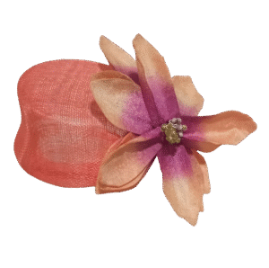 Tocado casquete rosa salmón con flor grande, elegante y favorecedor para bodas y eventos. Aporta estilo, sofisticación y un acabado impecable.