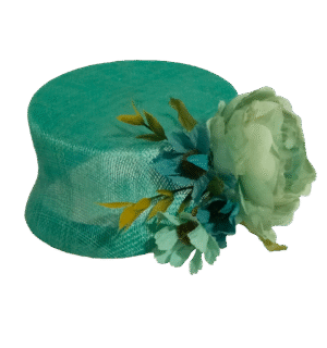 Casquete Verde Agua con flores azuladas, elegante y versátil. Perfecto para bodas y eventos. ¡Destaca tu estilo con este tocado único!.
