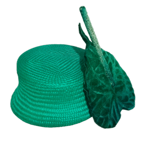 Un casquete verde agua con hoja grande que evoca frescura y elegancia. Un accesorio único para brillar con encanto atemporal.