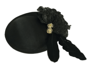 Sombrero Negro Pequeño con Plumas, Broche y Adorno | Elegancia y versatilidad para looks sofisticados en bodas, cócteles y celebraciones.