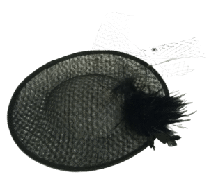 Sombrero Negro Rejilla Plumeti y Plumas | Diseño vanguardista para looks únicos y elegantes. Tocados y sombreros en Moda Quirado.