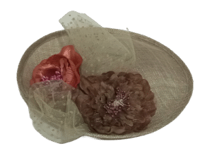 Sombrero Pequeño Rafia Visón 2 Flores y Plumete | Elegancia artesanal, comodidad ligera y estilo versátil para destacar en cualquier ocasión.