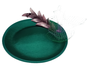 Sombrero Raso Verde Oscura Rama Morada y Plumeti | Elegancia y diseño exclusivo para looks versátiles en cualquier ocasión.