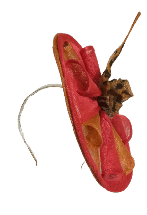 Tocado artesanal en tonos fucsia y mostaza, ligero y sofisticado, perfecto para realzar tu estilo en bodas, fiestas y eventos especiales.