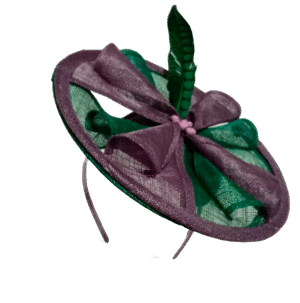 Moda Quirado presenta Tocado Composición Verde y Morado: accesorio artesanal elegante y exclusivo hecho a mano para bodas y eventos.