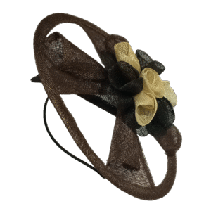 Tocado Marrón con Flor Beige elegante, ligero y versátil, ideal para bodas y eventos especiales. Un accesorio de calidad que aporta estilo refinado.