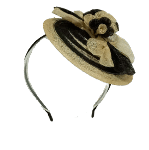 Complementa tu outfit con el Tocado Pequeño Negro y Beige que siempre has deseado. ¡Aprovecha esta oportunidad para destacarte!.